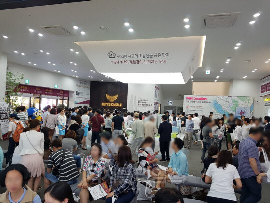 흑석뉴타운 롯데캐슬 에듀포레 견본주택이 방문객으로 북적거린다. <롯데건설 제공>